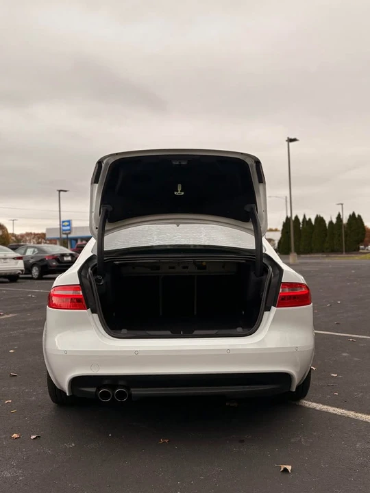 2017 Jaguar XE - Image 10 of 17