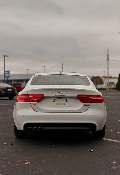 2017 Jaguar XE - Image 7 of 17