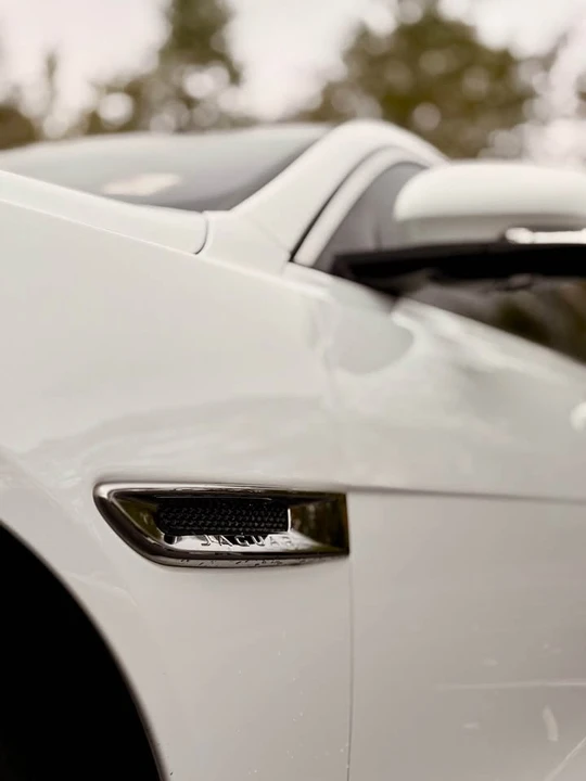 2017 Jaguar XE - Image 4 of 17