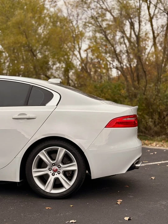 2017 Jaguar XE - Image 5 of 17