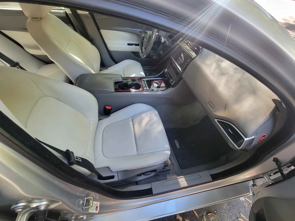 2017 Jaguar XE - Image 5 of 11