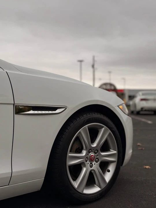 2017 Jaguar XE - Image 9 of 17