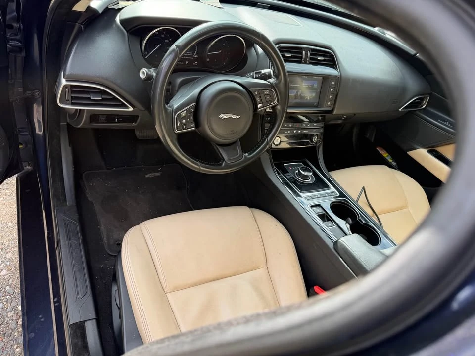 2017 Jaguar XE - Image 3 of 4
