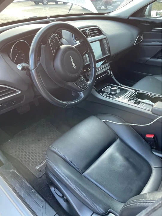 2017 Jaguar XE - Image 7 of 12