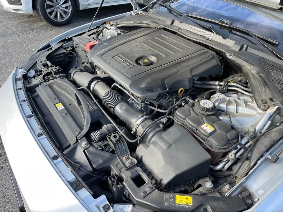 2017 Jaguar XE - Image 8 of 12