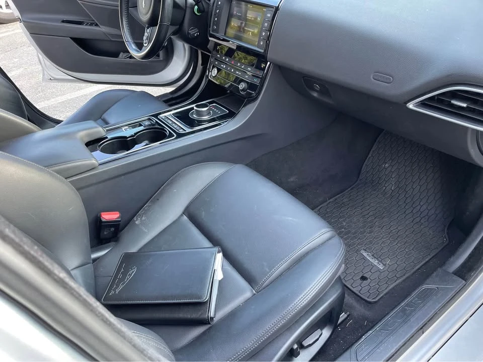 2017 Jaguar XE - Image 5 of 12