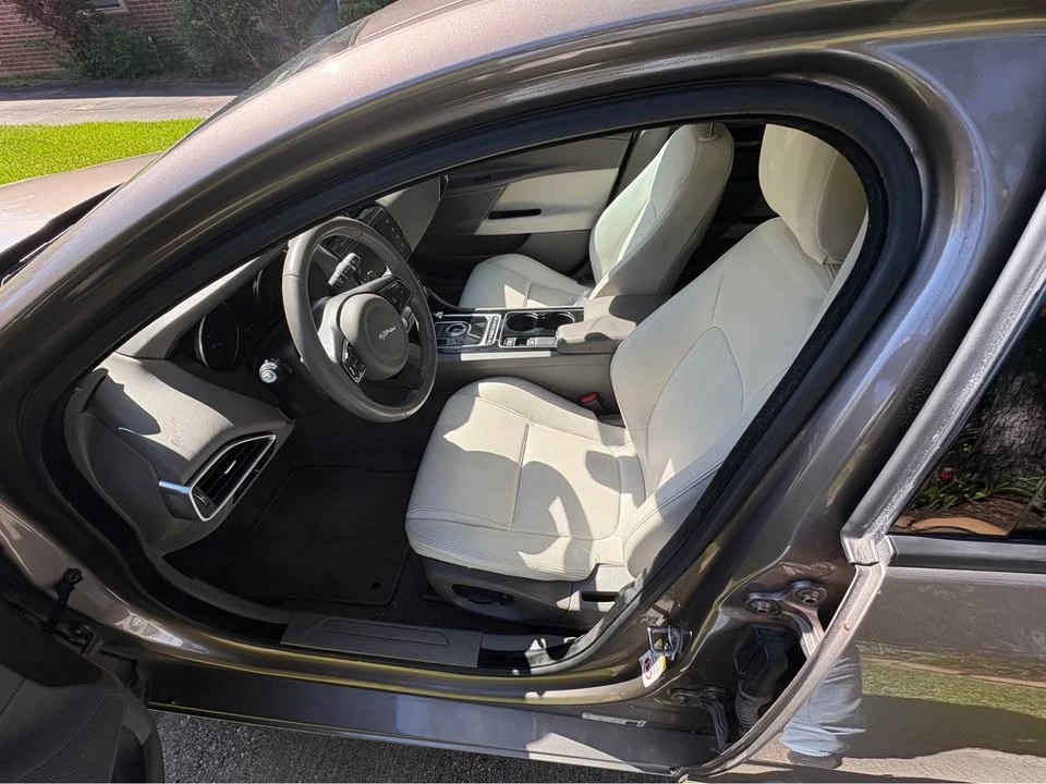 2017 Jaguar XE - Image 6 of 10