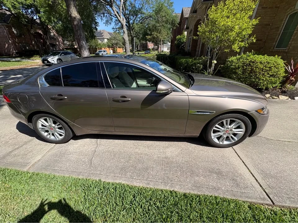 2017 Jaguar XE - Image 3 of 10