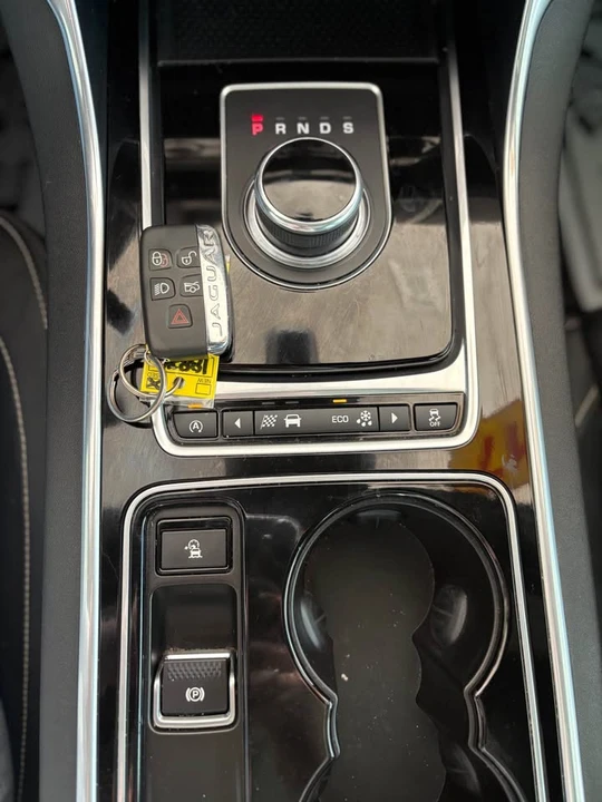 2017 Jaguar XE - Image 13 of 20