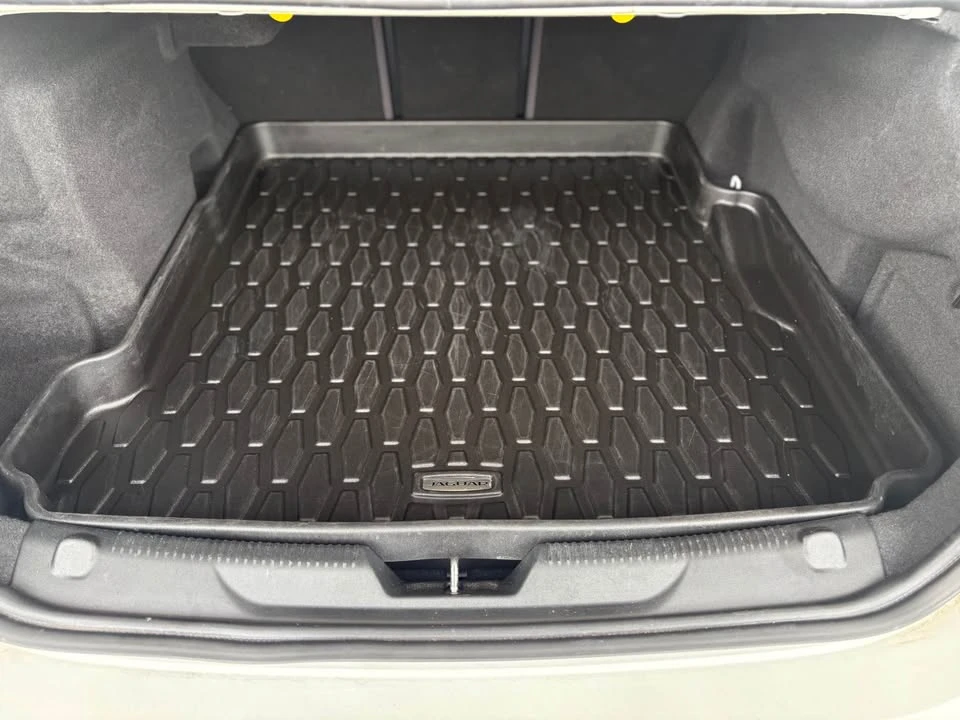 2017 Jaguar XE - Image 7 of 20