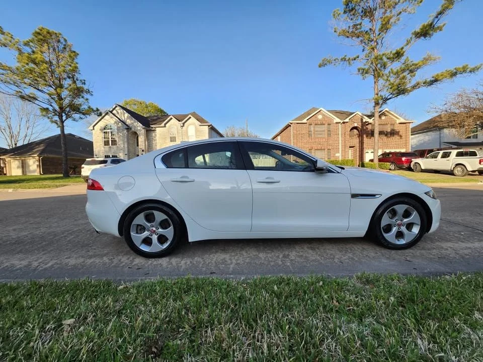 2017 Jaguar XE - Image 8 of 20