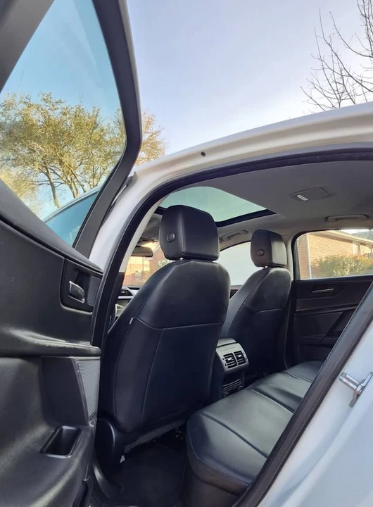 2017 Jaguar XE - Image 11 of 20