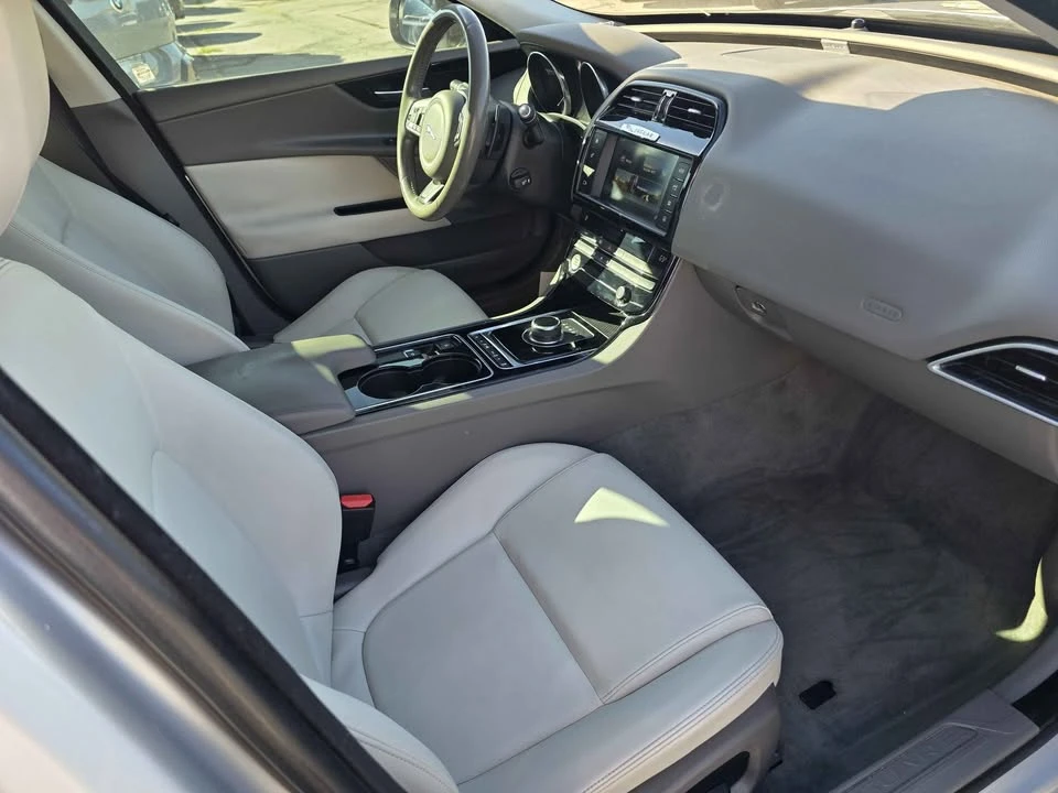 2017 Jaguar XE - Image 10 of 20