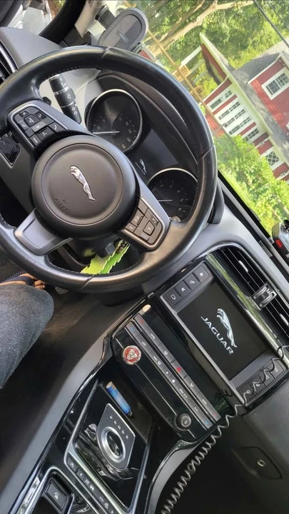 2017 Jaguar XE - Image 8 of 10