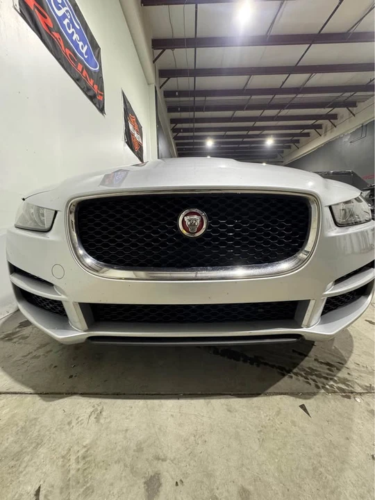2017 Jaguar XE - Image 6 of 8