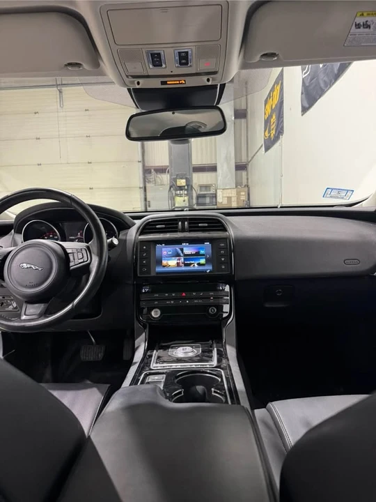 2017 Jaguar XE - Image 3 of 8