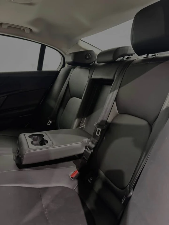 2017 Jaguar XE - Image 5 of 8