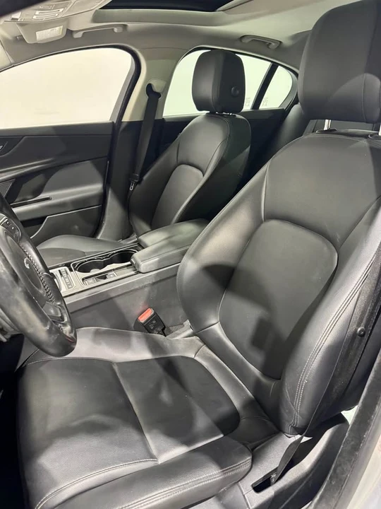 2017 Jaguar XE - Image 4 of 8