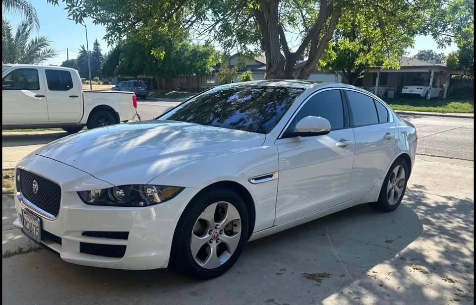 2017 Jaguar XE - Image 4 of 4