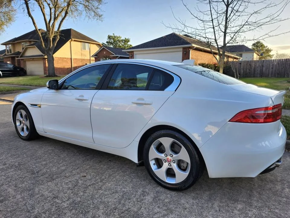 2017 Jaguar XE - Image 11 of 20