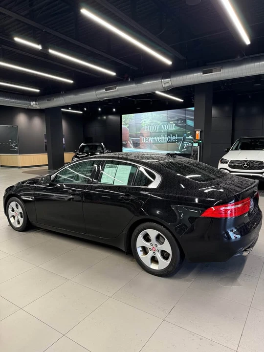 2017 Jaguar XE - Image 3 of 8