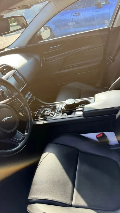 2017 Jaguar XE - Image 8 of 17