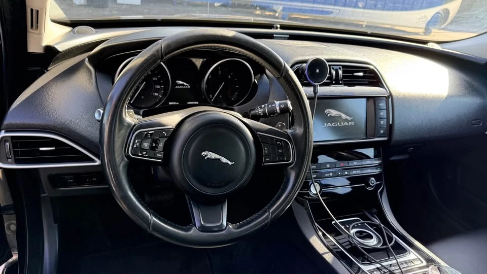 2017 Jaguar XE - Image 5 of 17