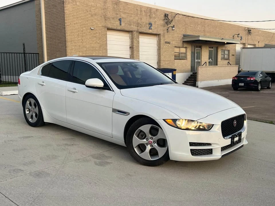 2017 Jaguar XE - Image 5 of 19