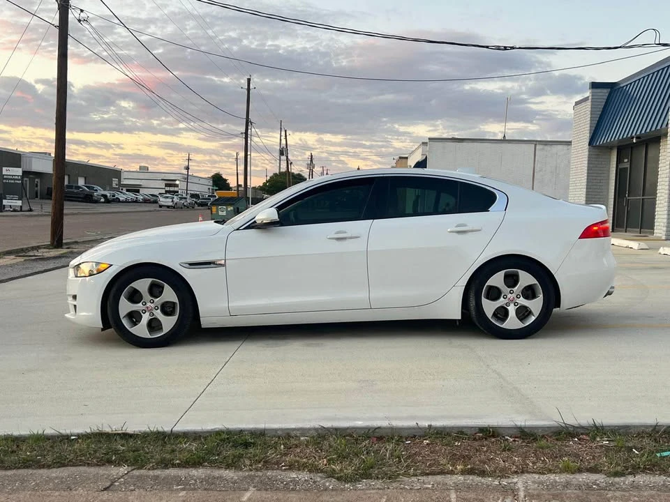 2017 Jaguar XE - Image 4 of 19