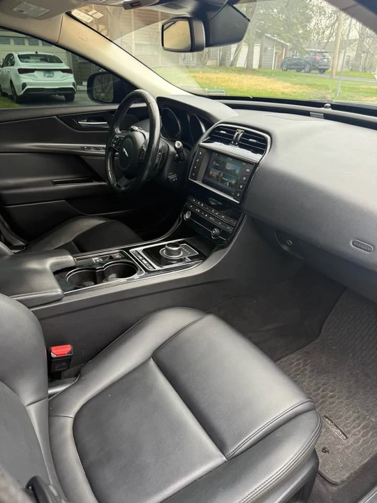 2017 Jaguar XE - Image 4 of 5