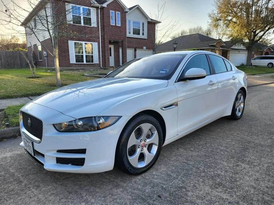 2017 Jaguar XE - Image 5 of 19