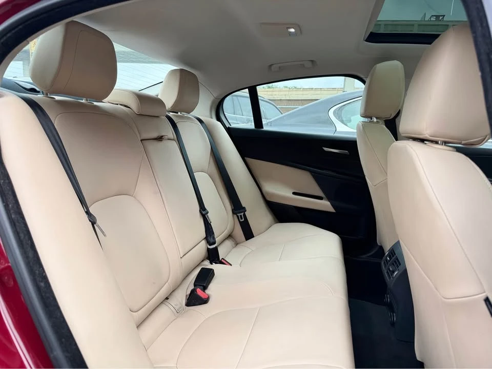 2017 Jaguar XE - Image 9 of 9