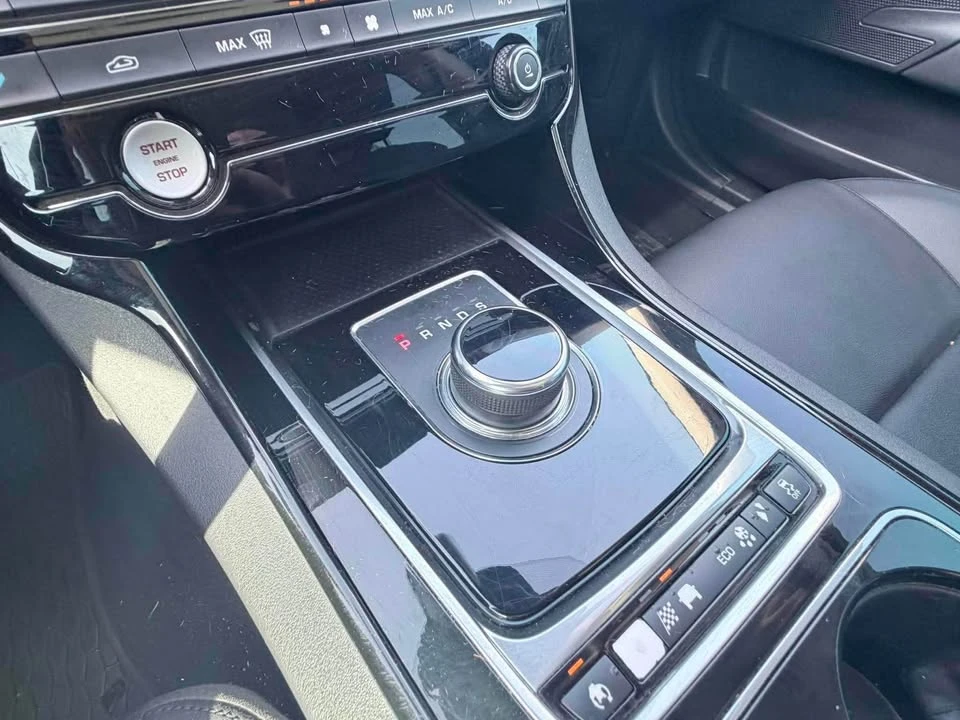 2017 Jaguar XE - Image 16 of 16
