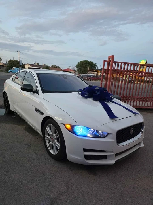 2017 Jaguar XE - Image 8 of 11