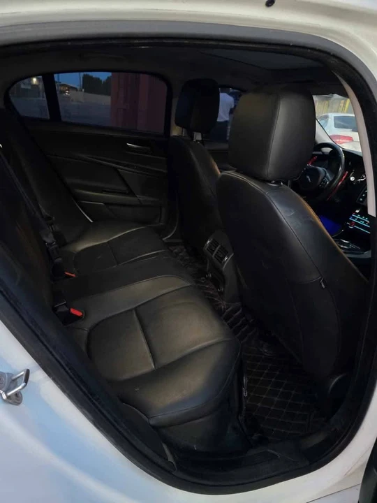 2017 Jaguar XE - Image 4 of 11