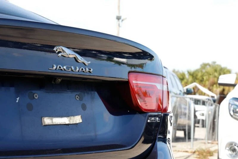 2017 Jaguar XE - Image 11 of 18