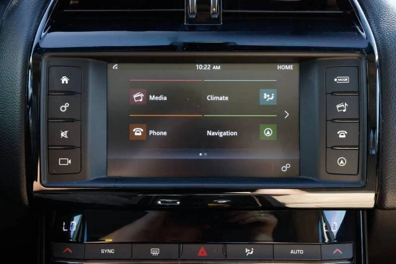 2017 Jaguar XE - Image 15 of 18