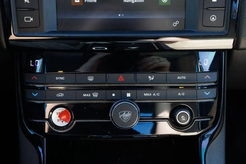 2017 Jaguar XE - Image 14 of 18