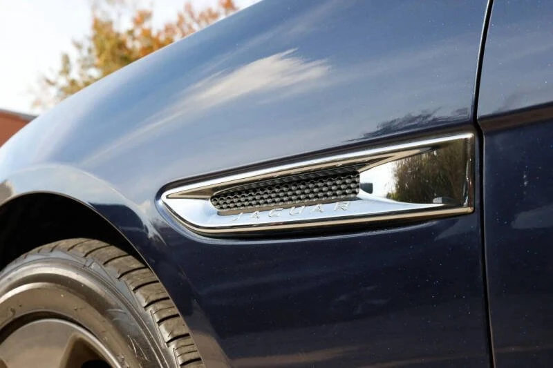 2017 Jaguar XE - Image 10 of 18
