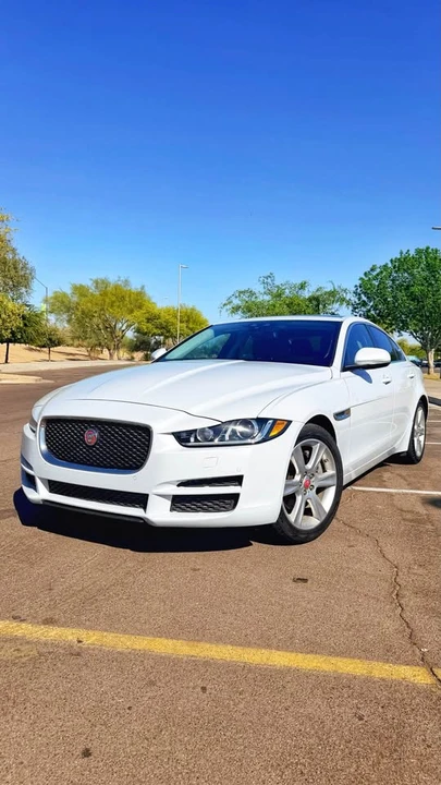 2017 Jaguar XE - Image 5 of 18