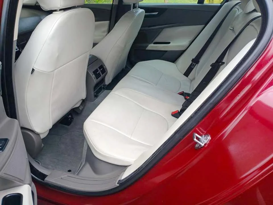 2017 Jaguar XE - Image 6 of 8