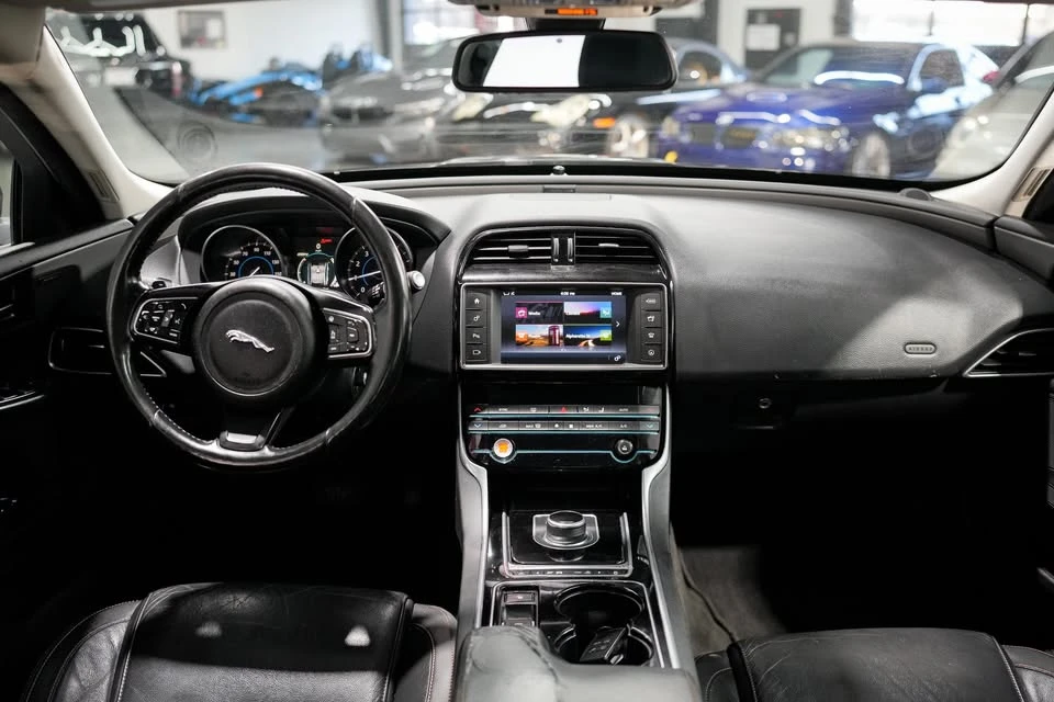 2017 Jaguar XE - Image 14 of 20