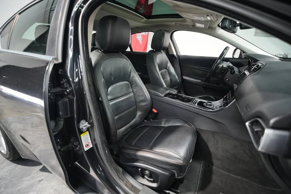 2017 Jaguar XE - Image 19 of 20