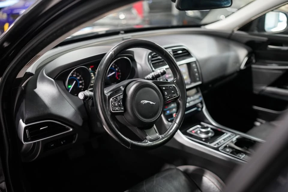 2017 Jaguar XE - Image 13 of 20