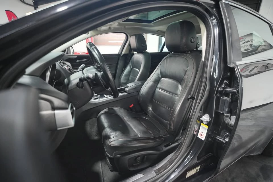 2017 Jaguar XE - Image 18 of 20