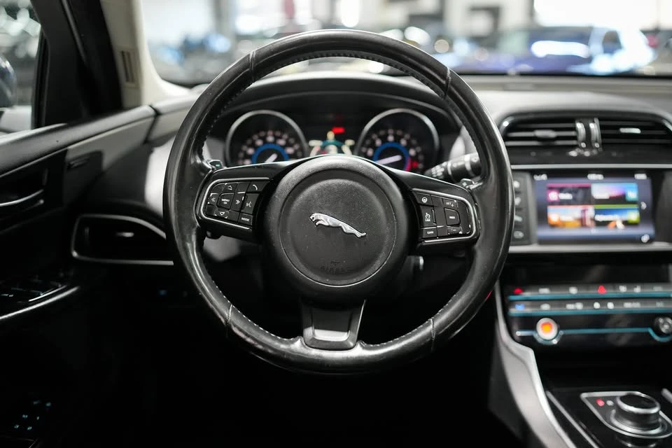 2017 Jaguar XE - Image 15 of 20