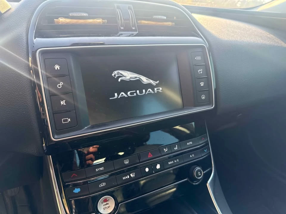 2017 Jaguar XE - Image 9 of 10