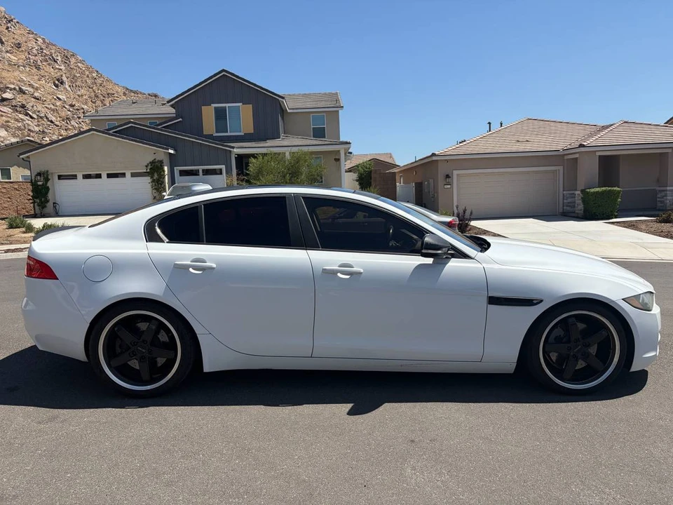 2017 Jaguar XE - Image 7 of 24