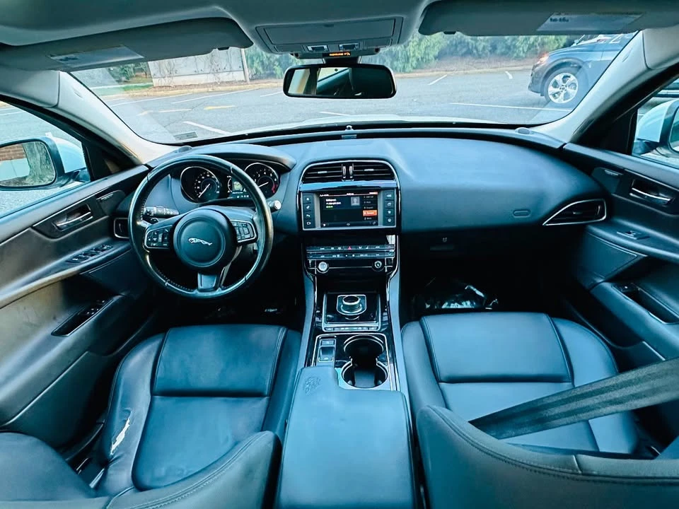 2017 Jaguar XE - Image 7 of 19