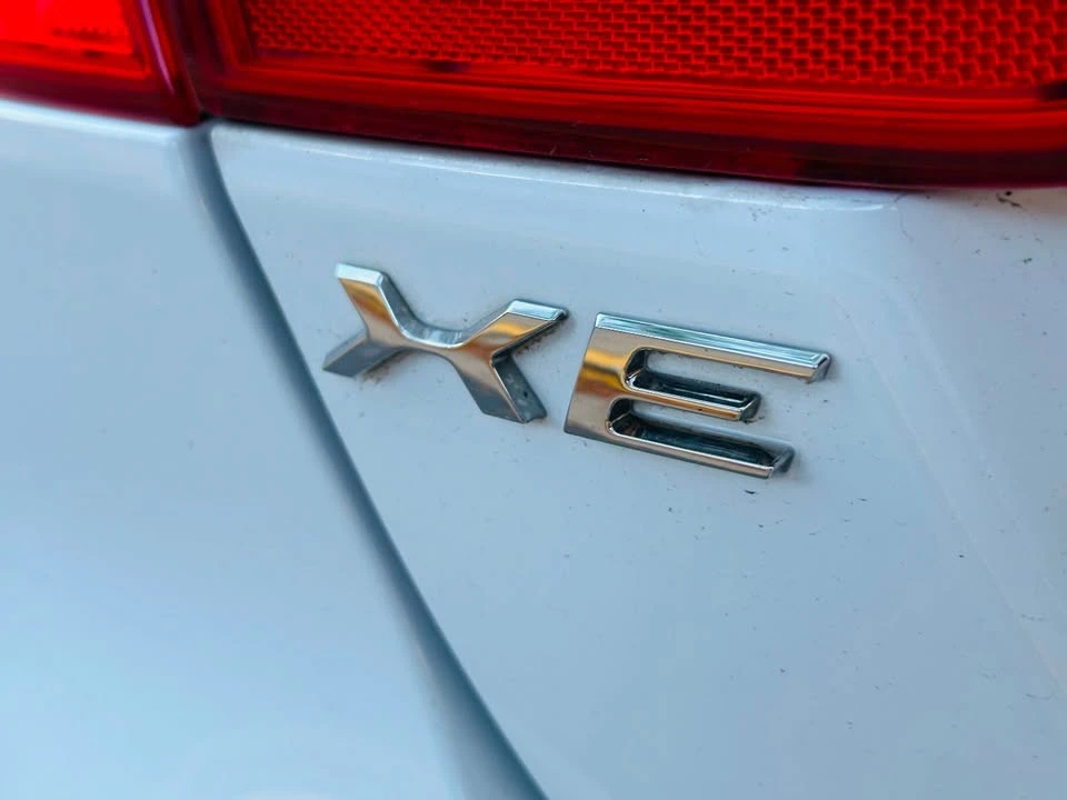 2017 Jaguar XE - Image 5 of 19